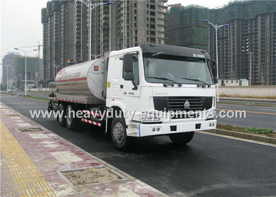 Cina Intelligent Asphalt Distributor with computerized control system and two diesel burner heating system pemasok